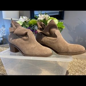 Carlos size 7 dark taupe floppy ankle boot.